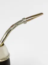 Bombilla de plata con boca de oro para mate, con detalles labrados en el metal. Incluye tarjeta.