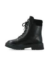 Bota acordonada de cuero negro con suela chunky y ojalillos metálicos.