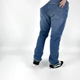 Pantalón de jean azul de corte recto, con bolsillos clásicos.