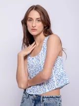 Top negro con estampado floral, escote cuadrado y breteles finos.