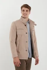 Sobretodo de paño casual color negro, con abotonadura frontal, bolsillos frontales con solapa, cuello alto y detalles de presillas en los hombros.