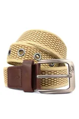 Cinto Ecko de lona beige con textura trenzada, puntera y pasador de cuerina marrón, ojetillos metálicos y hebilla rectangular plateada.