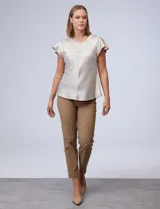 Blusa color beige de satén, marca Alex & Lili. Manga corta amplia, corte bajo el busto y espalda con abertura ojal y botón.