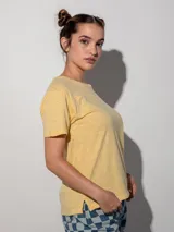 Remera azul de algodón, manga corta y cuello redondo. Diseño con corte y detalle de pespunte en el frente y en la espalda.