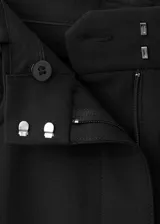 Pantalón de vestir negro de corte recto y tiro alto, con diseño sastre y perneras amplias.