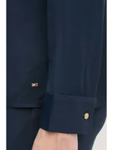 Camisa azul marino de viscosa, corte amplio, cuello francés y cartera oculta.