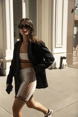 Biker color crema con rayas verticales color marrón.