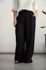 Pantalón de corte sastrero y tiro alto, con diseño de pierna ancha y pinzas frontales. Cuenta con bolsillos laterales y cierre frontal con botón oculto.