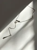 Collar tipo corbatero en plata 925 y plata 950, con cadena rolo de 60 cm y colgante en forma de gota con perla de río.