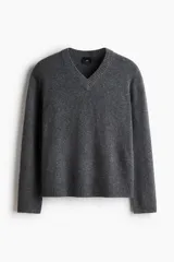 Buzo de punto suave con cuello en V, diseño de corte estándar y terminaciones acanaladas en puños y ruedo.