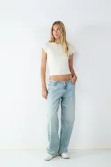 Jean de tiro bajo, corte ancho y holgado, confeccionado en denim de algodón de lavado celeste claro.