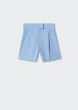 Short de tiro alto con diseño recto y detalle de pinzas frontales. Cuenta con cierre oculto de botón, gancho y cremallera, además de dos bolsillos laterales y bolsillos decorativos en la parte posterior.
