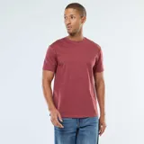 Remera de manga corta color borgoña, de corte clásico y cuello redondo.