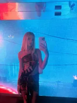 Minivestido con estampado de mariposas en tonos naranja y negro. Diseño ajustado con escote halter asimétrico y abertura en la cintura.