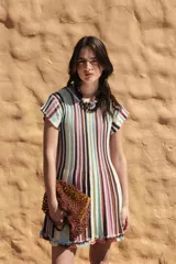 Vestido corto de punto acanalado color naranja, de manga corta y cuello redondo, con detalle de terminación en crochet en el ruedo.