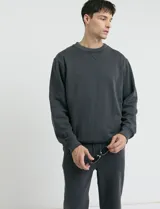 Sweater básico de cuello redondo y manga larga, confeccionado en tejido circular con puños y cuello en tejido canalé.