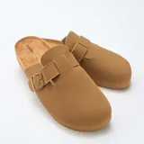 Zuecos mules de color marrón con efecto ante, diseño cerrado en la parte delantera y tira ajustable con hebilla lateral.