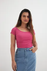 Remera de algodón con cuello amplio tipo off-shoulder, mangas cortas y textura acanalada, de corte ajustado al cuerpo.