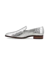 Mocasines de cuero plateado con textura de cocodrilo, punta fina y suela plana con taco bajo de madera.