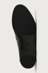 Mocasín de vestir negro confeccionado en piel, con detalle fruncido en la parte delantera y antifaz en el empeine. Cuenta con suela a tono y ligero tacón.