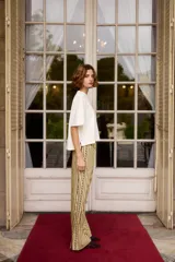 Pantalón de corte recto y holgado, con diseño de rayas verticales en tonos amarillo y marrón. Presenta cintura elástica y aberturas laterales en el ruedo.