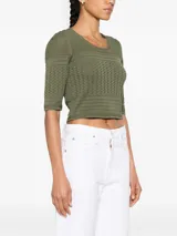 Sweater corto color verde oliva, tejido con diseño calado, cuello redondo y mangas cortas.