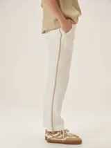 Pantalón de lino color beige, de corte recto y elegante, con bolsillos laterales.
