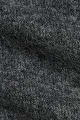 Remera corta de punto suave color gris melange, con cuello redondo acanalado y mangas cortas. Puños y dobladillo con terminación en rib.