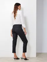 Pantalón de mujer Zac & Rachel, color negro con estampado de cuadrillé sutil en tonos grises. Es de tiro alto, corte slim y largo al tobillo.