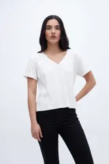 Remera blanca de rib con escote en V y mangas cortas con dobladillo.