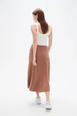 Falda midi de corte evasé, confeccionada en tejido de viscosa color marrón, con cintura alta y caída fluida.