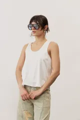 Musculosa básica de corte holgado, con escote redondo y tirantes anchos.
