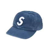 Gorro con visera tipo cap color azul con efecto desgastado, con la letra "S" bordada en color blanco en el frente.