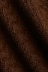 Buzo de punto suave color marrón, con diseño de hombros descubiertos y escote con doblez.