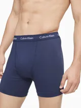 Pack de tres calzoncillos tipo boxer brief de algodón elástico, con cintura elástica distintiva de la marca. Incluye colores negro, azul marino y azul eléctrico.