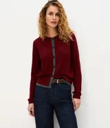 Cardigan de tricot marca Marfinno, color bordó con detalles en gris, cuello redondo, mangas largas y cierre frontal con botones.