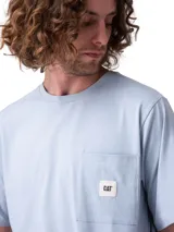 Remera celeste de manga corta Caterpillar, confeccionada en jersey de algodón suave, con calce regular, bolsillo parche en el pecho y etiqueta tejida con el logo de la marca.