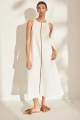 Vestido midi blanco sin mangas, de corte recto y holgado, con una línea vertical marrón en el centro frontal.