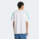 Remera de algodón color blanco con cuello redondo y mangas cortas. Presenta el logo de Adidas en el lado derecho del pecho y el logo de Mercedes-AMG Petronas en el lado izquierdo. Incluye las icónicas tres rayas de Adidas en color turquesa sobre los hombros y mangas, con un diseño de hombros caídos.