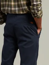 Pantalón de vestir color beige con pinzas, bolsillos laterales y traseros. El ruedo tiene un pequeño corte lateral.