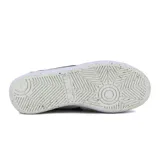 Championes casuales unisex Diadora modelo B.Elite ACBC, con capellada en tonos beige claro y gris claro, y detalles en verde oscuro en el logo lateral y talón. Suela blanca con motas de color reciclado.
