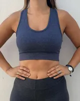 Top deportivo azul jaspeado, sin relleno (push up), con breteles anchos y banda inferior elástica.