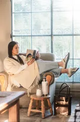 Pantuflas de corderito color blanco, ideales para usar en casa.