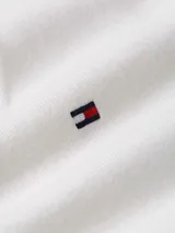 Remera blanca de manga corta con cuello en V y corte ajustado. Presenta el logo de Tommy Hilfiger bordado en el pecho.