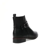 Botas de caña baja marca Bottero, confeccionadas en cuero negro con acabado liso. Presentan un diseño clásico con punta redondeada, cierre lateral para facilitar el calce y una tira decorativa con hebilla metálica en el tobillo. La suela es de goma con un pequeño taco cuadrado y detalle de borde en tono marrón.