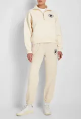 Pantalón deportivo de algodón color crema con logo estampado en azul marino.