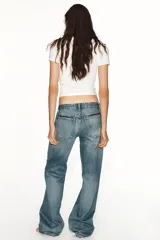 Jeans de tiro bajo y corte straight, color azul con efecto deslavado y costuras decorativas en la parte delantera.