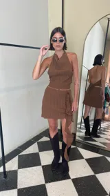 Top de cuello halter con textura arrugada, color marrón, confeccionado en tejido crepé elástico.