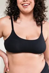 Top básico de algodón elastizado color negro, con breteles elásticos regulables y broches en la espalda.