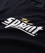 Remera de manga larga color negro, con cuello redondo y diseño estampado con lettering en el frente, espalda y mangas.